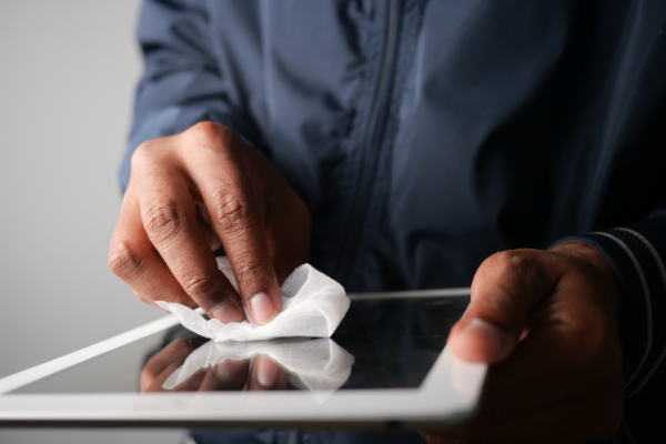 Cleaning a tablet screen with an appropriate wipe